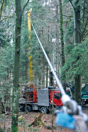 Dank des hydraulisch teleskopierbaren Mastes lassen sich mit dem Valentini V850 lange Strecken ohne Stütze überbrücken – auch in der Ebene.