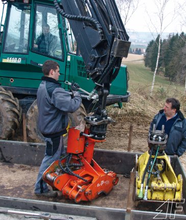 Der Wechsel vom Biojack zum Greifer ist zu zweit in etwa sieben Minuten erledigt, laut ungeeichter Uhr des FORSTMASCHINEN-PROFI-Redakteurs vor Ort.