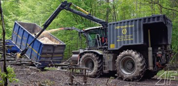 Sieht man auch nicht alle Tage: Claas Xerion mit Bruks-Hacker und eigenem Schnitzelbunker.