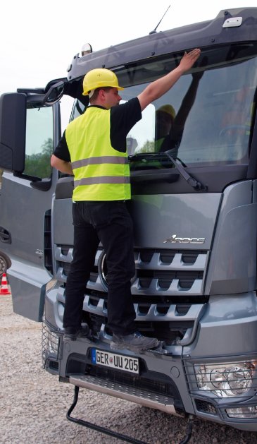 Da hat der Trucker immer den richtigen Durchblick bei einer sauberen Windschutzscheibe: Ein guter Aufstieg mittels ausklappbarer, rutschfester Trittstufen machts möglich.