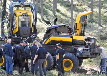 Die Motorhaube läßt sich elektrisch öffnen; die Tanks sind abklappbar. Gut gelöst: Sehr viele Zugangsklappen und diverse Stauräume erleichtern dem Fahrer den Job.