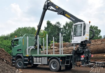 Der wendige Lkw mit dem großen Kran wird universell eingesetzt: Als Rundholztransporter, als Sortierkran, als ''Lagerarbeiter'' und Auslieferungsfahrzeug.