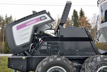 Die Motorhaube wird elektrisch geöffnet, die Abdeckung der Hydraulikeinheit kann per Hand hochgeklappt werden. Die Zugänglichkeit der Maschine ist gut und praktikabel.