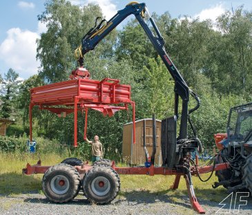 Die Pritsche läßt sich problemlos mit dem Kran herunterheben. Mit den hier montierten Stützen kann sie aber auch wie eine Wechselbrücke verwendet werden.