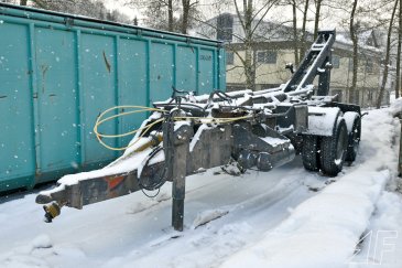 Pfiffige Idee: Eigenbau-Hakenlift-Anhänger auf Basis eines alten Hakenlift-Lkw.