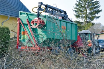 Der Kran läßt sich über der Mulde ablegen.